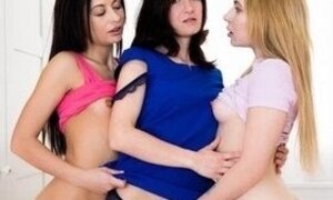 Step-Mother's Romp Lesson Turns Into Threeway Demonstration
