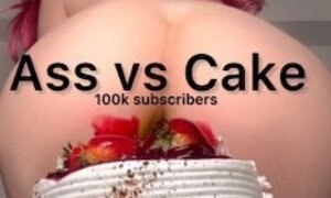 Ass vs Cake! Smashing my 100k Subscribers cake