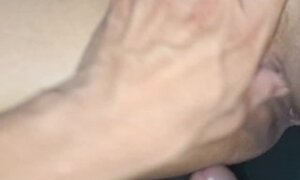 Follando la vagina mojada de mi hermanastra , provocando asi el squirt