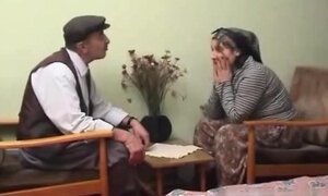 Yasli amca turbanli karisini sikiyor (Turkish)