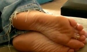 milf tina barefeet in jeans soles