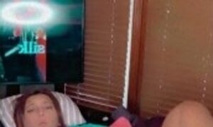 Sexy milf squirts and soaks the bed
